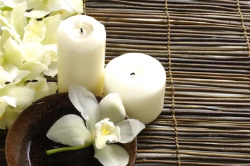 Zelfklevend Fotobehang spa-concept met orchidee en kaarsen © Mee Ting