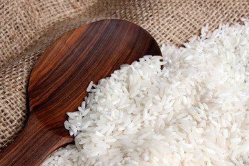 arroz blanco con cuchara de madera sobre tela marrón