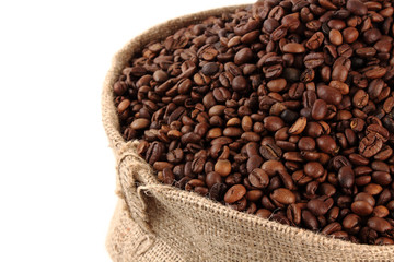 saco lleno de café sobre un fondo blanco