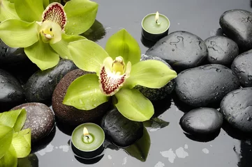 Fotobehang therapiestenen en orchideebloem met waterdruppels © Mee Ting