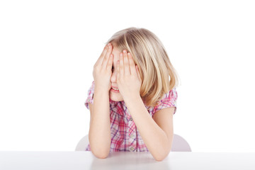 mädchen hält sich die augen zu