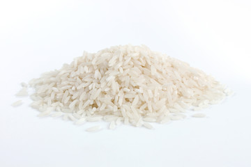 granos de arroz blanco sobre fondo blanco