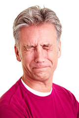 Mann verzieht sich sein Gesicht