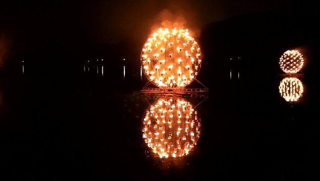 spectacle de feu sur lac