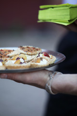 fingerfood wird auf tablett angeboten