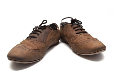 par de zapatos marrones