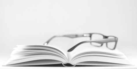 Libro e occhiali
