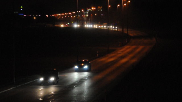 Strassenverkehr bei Nacht