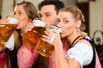 Leute trinken Bier in Bayern