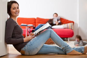 junge Familie im Wohnzimmer