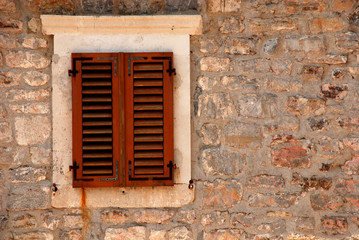 Fototapeta na wymiar Window with shutters in old wall (Italia)