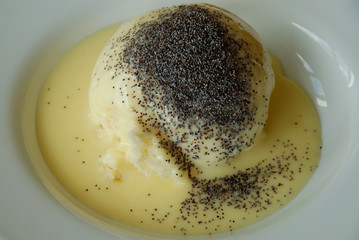 Dampfnudel mit Vanillesoße