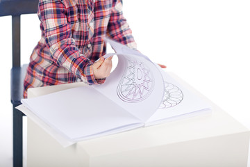 kind blättert im malbuch