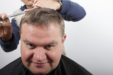 Obraz premium Hübscher Mann freut sich über seinen neuen Haarschnitt