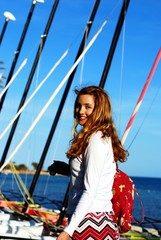 Mädchen vor Segelboot auf Djerba