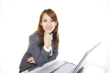 オフィスでリラックスしている笑顔のオフィスレディー