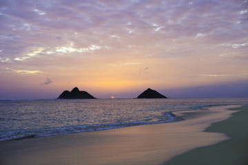 Fototapeta na wymiar pacific sunrise between the mokulua islands in hawaii