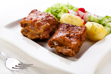 Tasty grilled ribs with vegetables