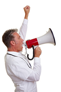 Arzt protestiert mit Megafon