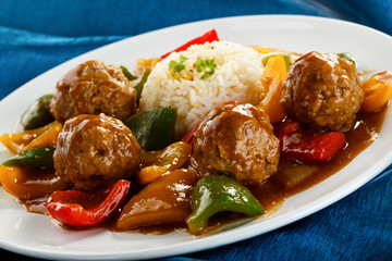 Roasted meatballs, rice and vegetables