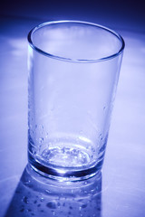 leeres glas mit tropfen