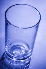 leeres glas mit tropfen