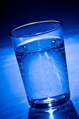 glas wasser mit luftblasen