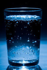 glas wasser mit luftblasen