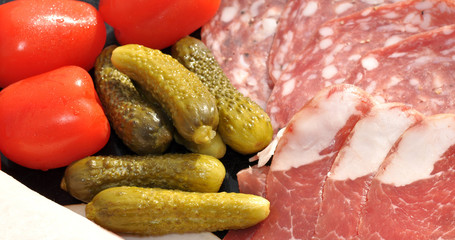 assiette de charcuterie cornichons et tomates