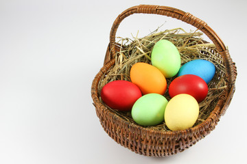 ein kleiner Korb mit bunten Eiern zum Osterfest