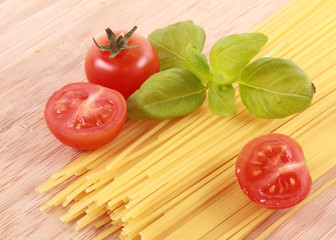spaghetti, tomaten und basilikum