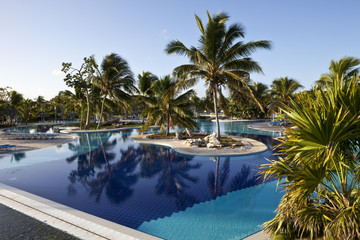 Fototapeta na wymiar Hotel Luxury Resort Basen z palmami
