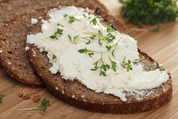 Vollkornbrot mit Frischkäse und Kresse