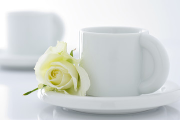 コーヒーカップと薔薇