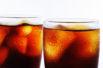 白バックにアイスコーヒーのグラスのアップ