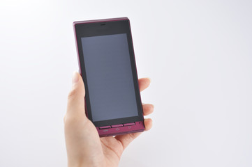 スマートフォンを操作する女性