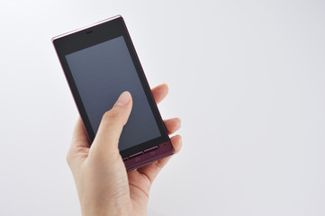 スマートフォンを操作する女性