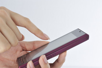 スマートフォンを操作する女性