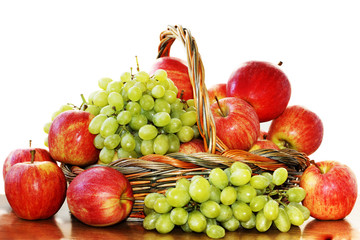 Obraz premium Red apples and grapes