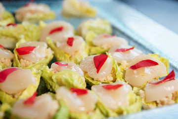 Snack with raw scallops