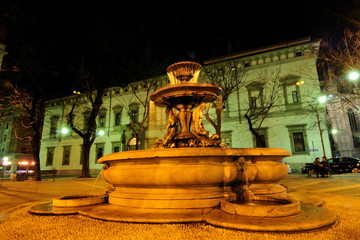 Piazza Fontana e Palazzo Arcivescovado di notte a Milano, italia