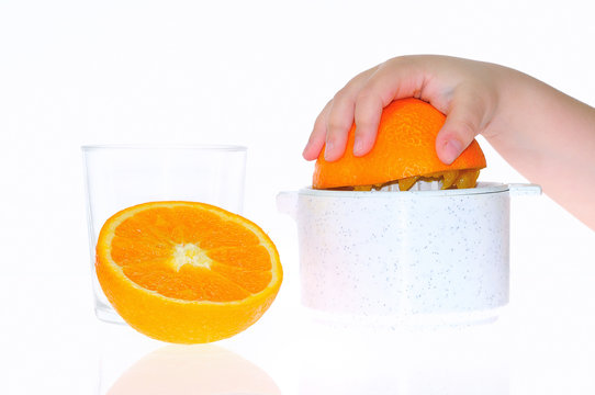 Haciendo zumo de naranja.