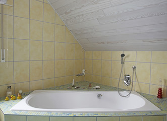 Badezimmer in einem Einfamilienahus mit großer Badewanne