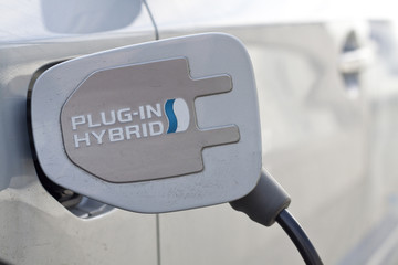 Plug-In Hybridfahrzeug beim Laden - obrazy, fototapety, plakaty