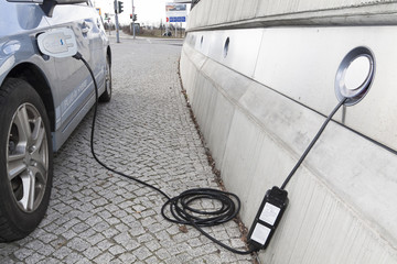 Elektroauto mit Hybridtechnologie an einer Stromtankstelle