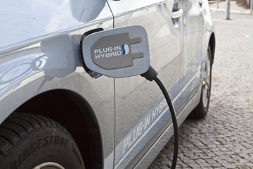 Elektroauto mit Hybridtechnologie an einer Stromtankstelle