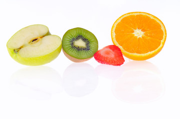 Fototapeta na wymiar Kontrasty, kiwi, fresa y Naranja.