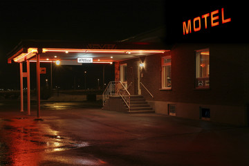 Motel entrance at night - obrazy, fototapety, plakaty
