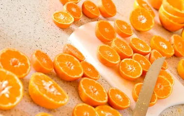 Selbstklebende Fototapeten in Scheiben geschnittene Mandarinen © Uroš Medved