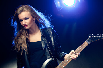 Fototapeta premium blonde woman portrait with guitar